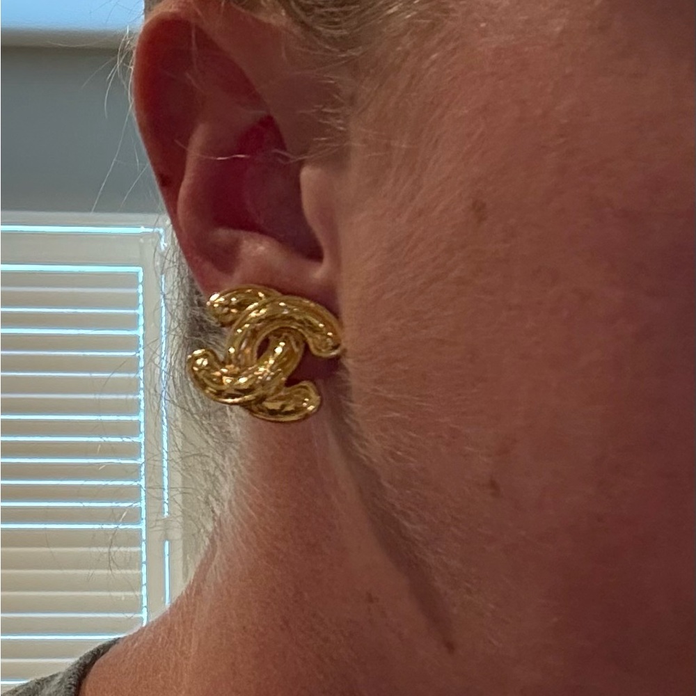 Vintage Chanel 18K gold clip on earrings - Picture 5 of 5